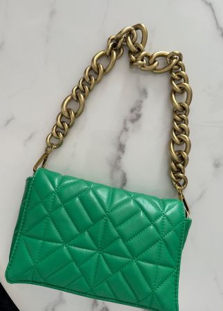 kleine, grüne Tasche mit goldenem Träger