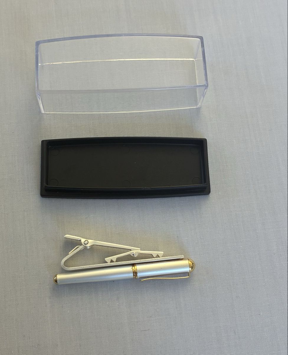 Cravatte: Eleganter silberfarbener Stift mit Krawattenclip. – Nuovo (secondo la descrizione) da St. Gallen venduto da swisssun01 1