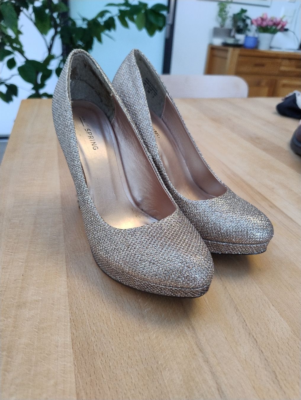 Damenschuhe: Goldene Glitzer Pumps mit Plateau, Grösse 38 – Gebraucht aus Kirchberg BE von lauraflu 1