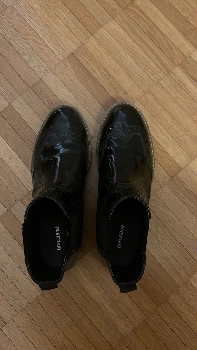 Scarpe da donna: Schwarze Glanz-Boots, Gr. 39 – Usato da Jona venduto da ch7_bc5v