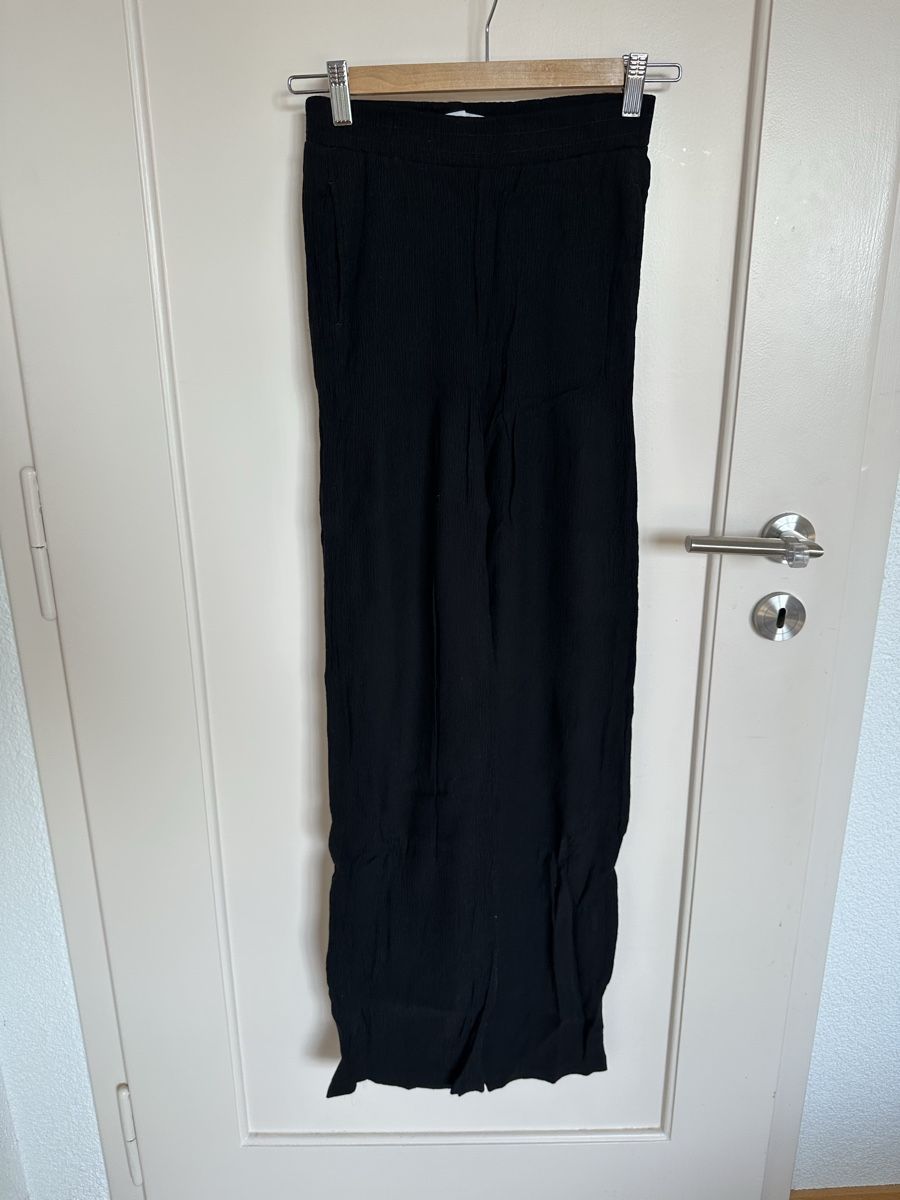 Bershka Hosen: Black Trousers size S  – Gebraucht aus Orvin von mboder 1