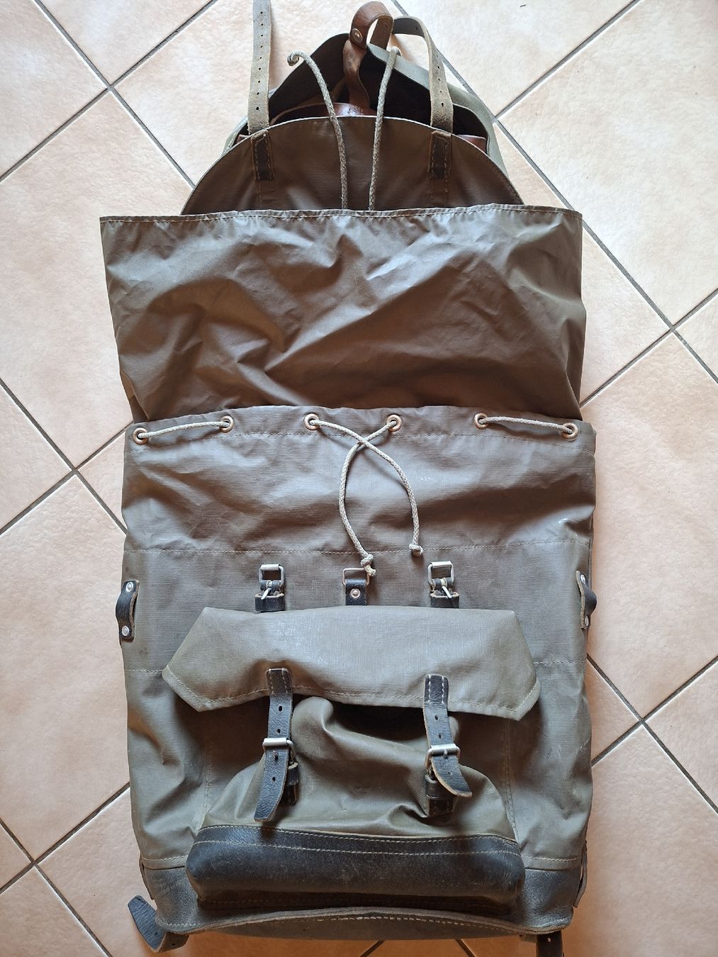 Armée suisse Sacs à dos: Schweizer Armee Militär Rucksack mit Brotsack – D'occasion à Schwanden Sigrisw par Wibe81