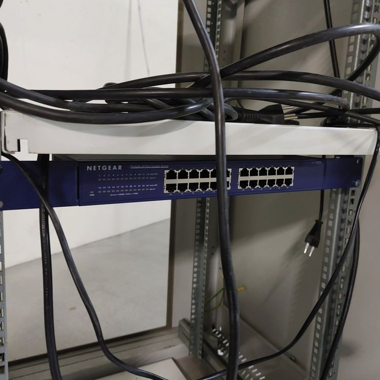 Server Schrank mit Switch | Kaufen auf Ricardo