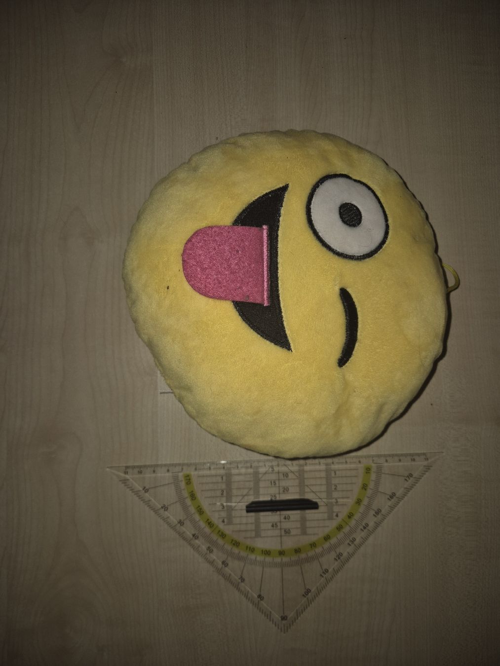 Cuscini: Kissen Zwinker Emoji – Usato da Gipf-Oberfrick venduto da Cyclodecan
