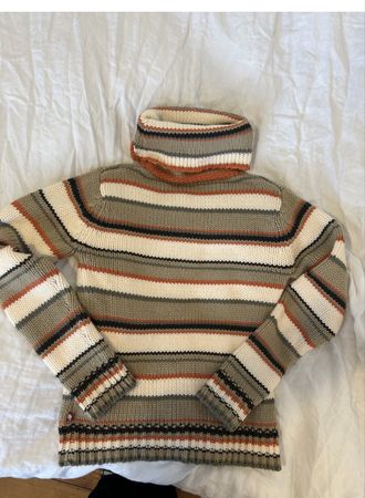 gestrickter Pullover gestreift