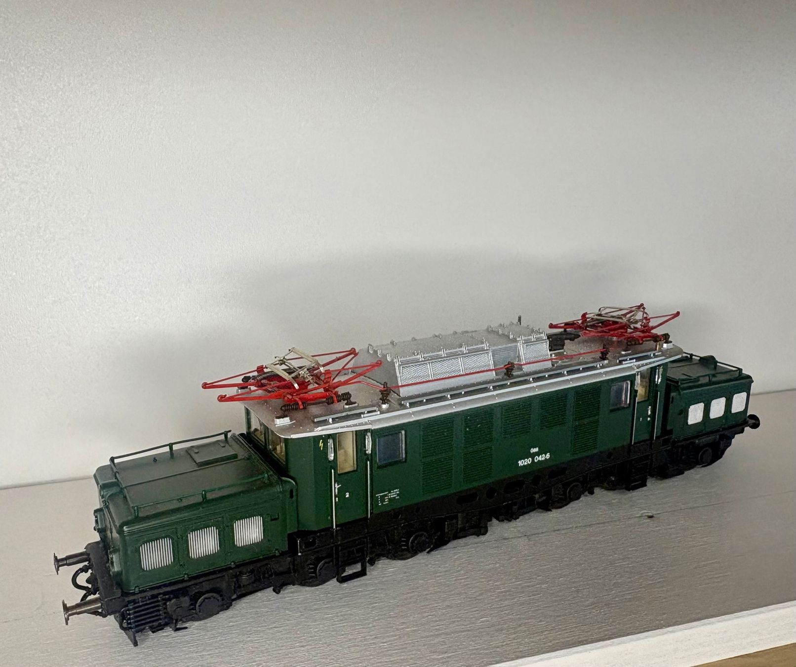 Roco Modellini di ferrovie: 43664 - ÖBB Br 1020 042-6 "Eisenschwei" – Nuovo (secondo la descrizione) da Freienbach venduto da Lehcim