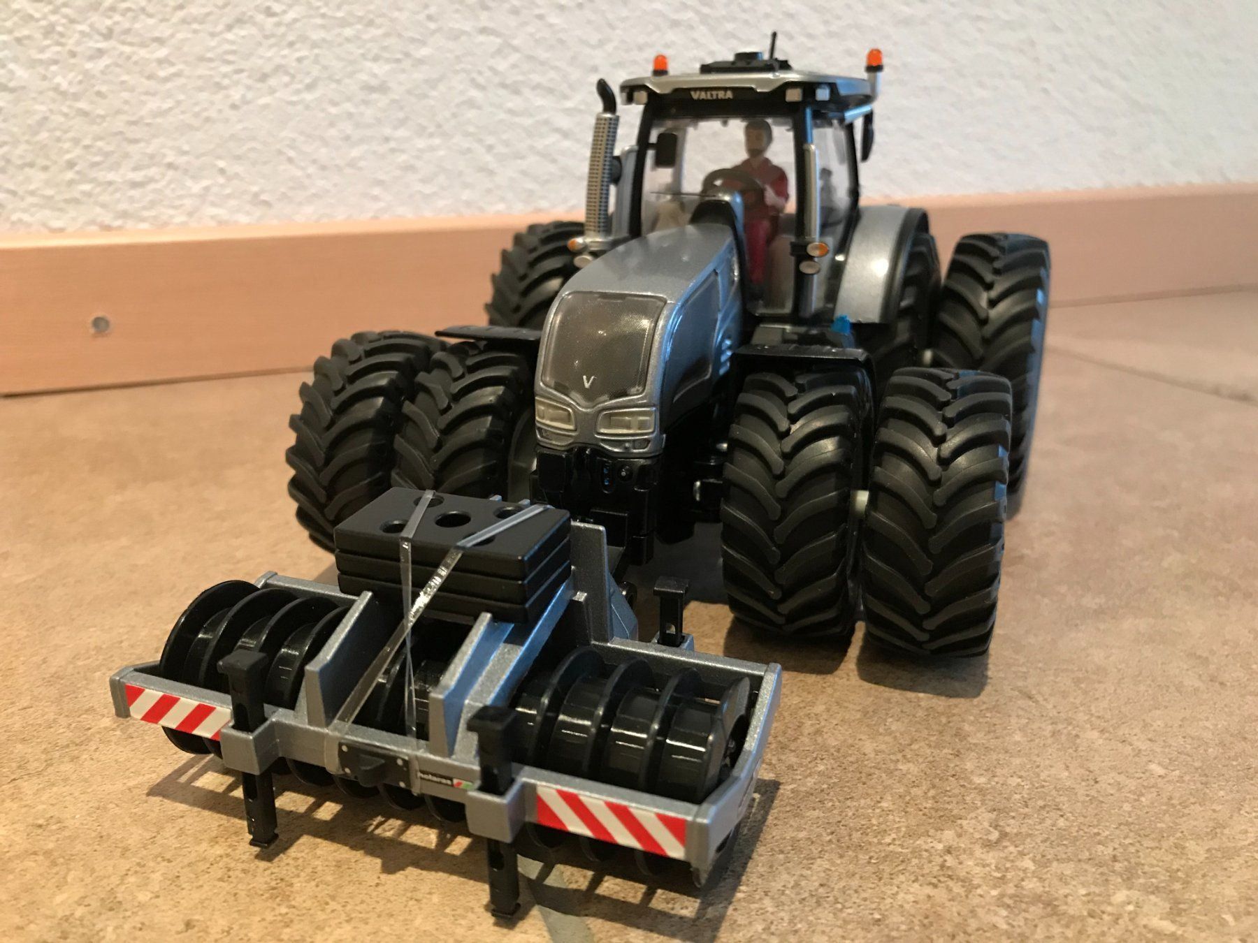 Valtra Trattori: SIKU Valtra S352 L.C.N 2018 – Nuovo e nell'imballaggio originale da Kreuzlingen venduto da Stefan1150