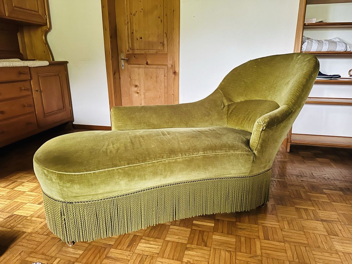 Divani: Antik Chaiselongue Samt gruen mit Fransen gebraucht – Usato da Valzeina venduto da AHartmann98