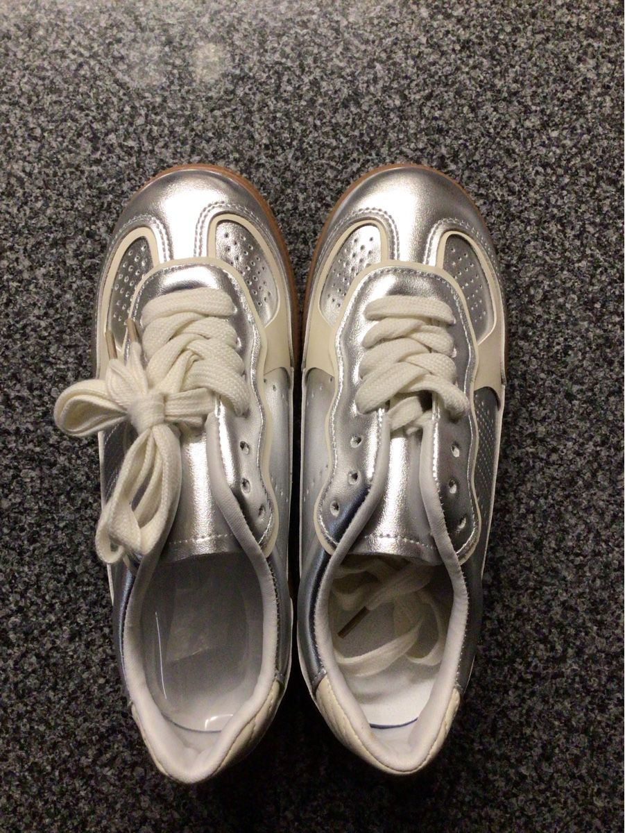 Scarpe da donna: Silberne Sneaker Gr. 39 - stylisch & bequem! – Nuovo (secondo la descrizione) da La Neuveville venduto da reb_l7ty