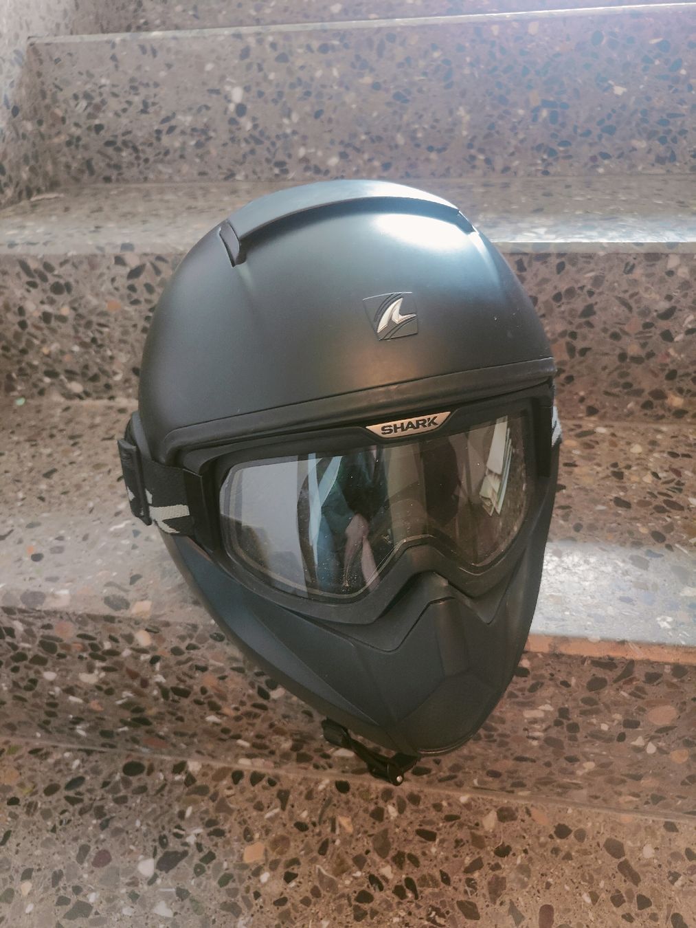 Helme & Visiere: Shark Motorradhelm mit Brille Grösse M, ideal für die Saison – Gebraucht aus Adliswil von kgl_r8pq