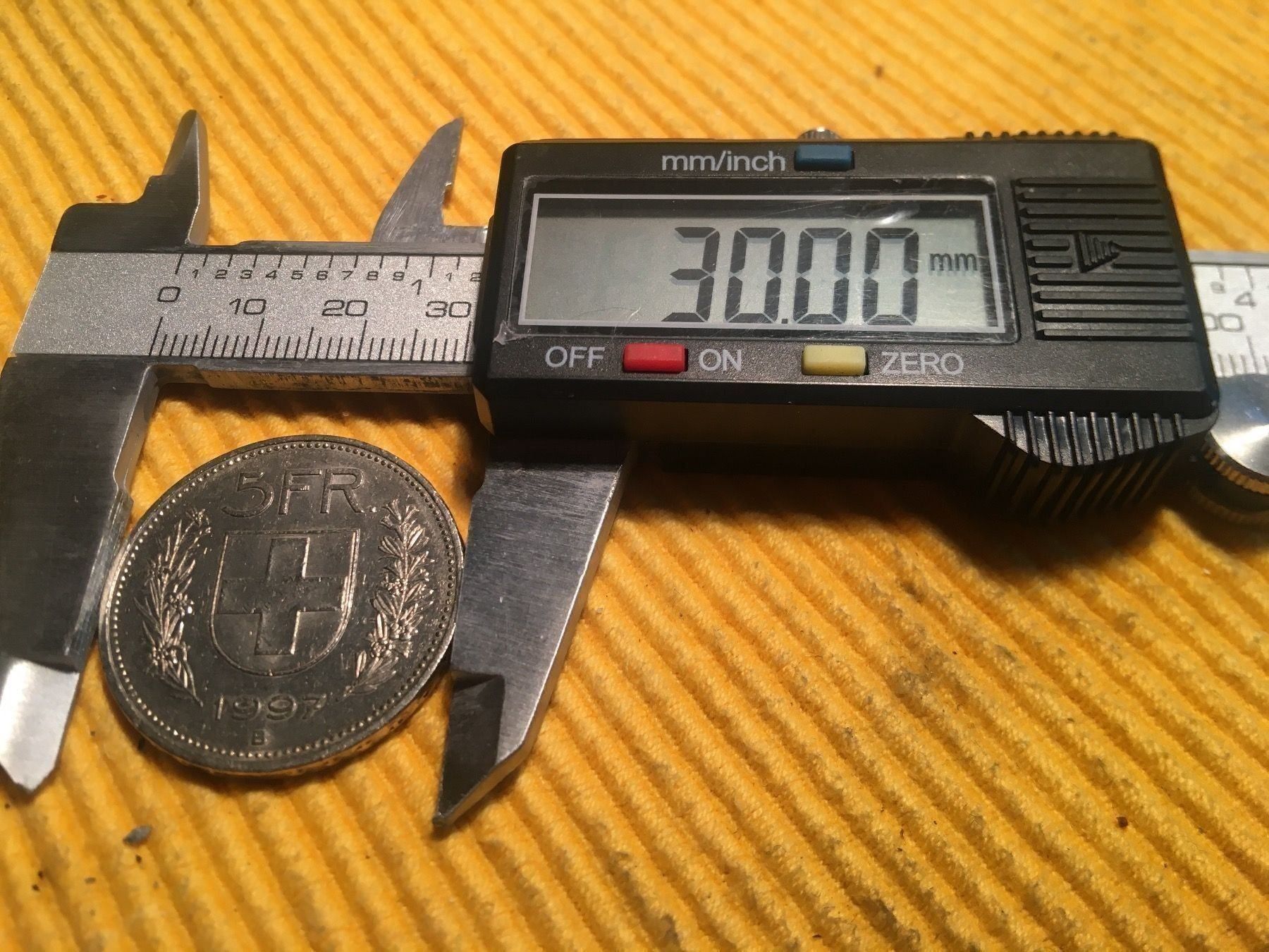 Misurare: Digitaler Messschieber 150mm Schieblehre + Box / Calibre LCD – Nuovo e nell'imballaggio originale da Minusio venduto da graziano11 1