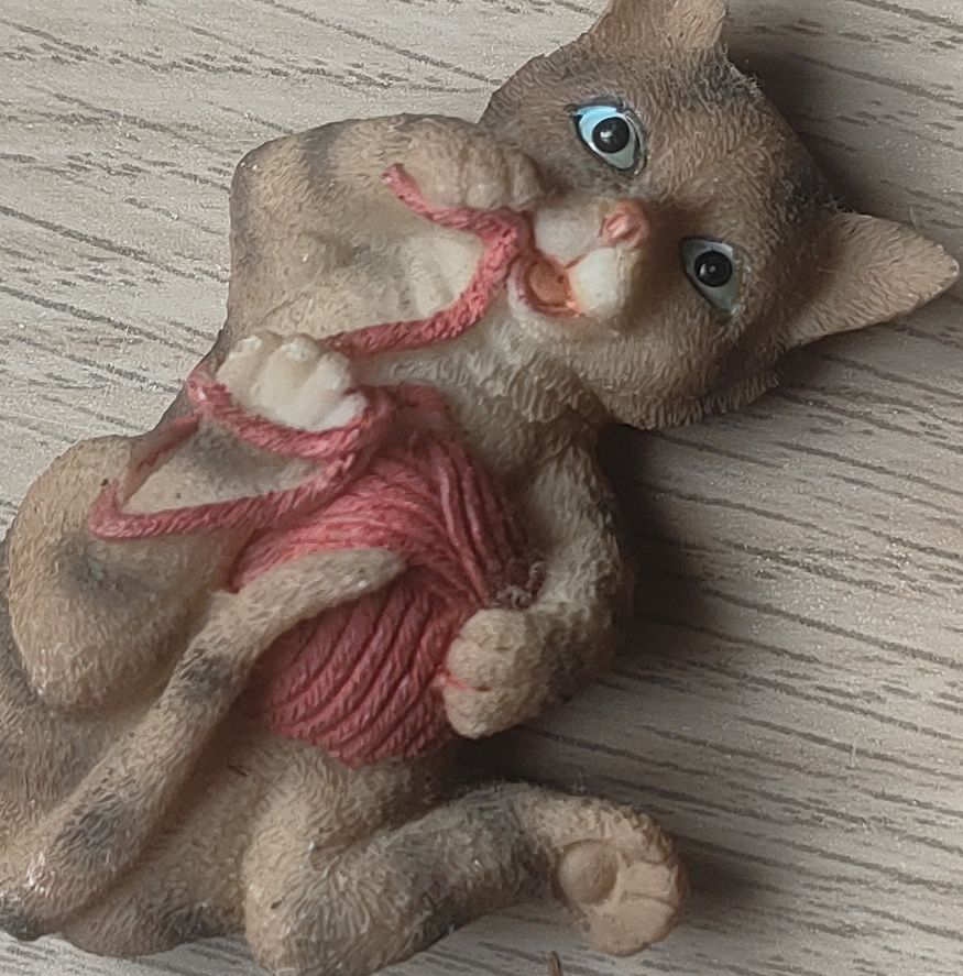 Magnete: Süsse Katze mit Wollknäuel, Dekofigur – Neu (gemäss Beschreibung) aus Lyss von Nigudasschaf