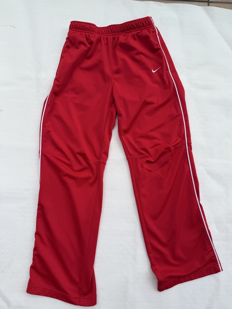 Nike Hosen: Nike Trainingshose Rot – Gebraucht aus Minusio von KaLo911