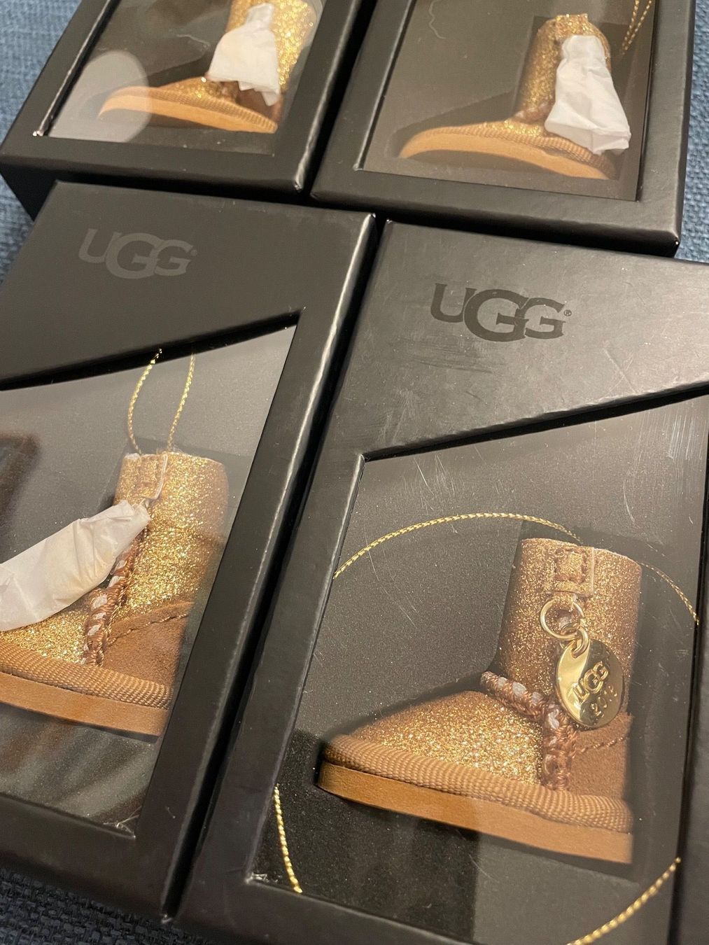 Alle Dekorationen: UGG DEKOHÄNGER in GOLD - NEU 3 Stück – Neu und originalverpackt aus Zürich von BestsellerFashion