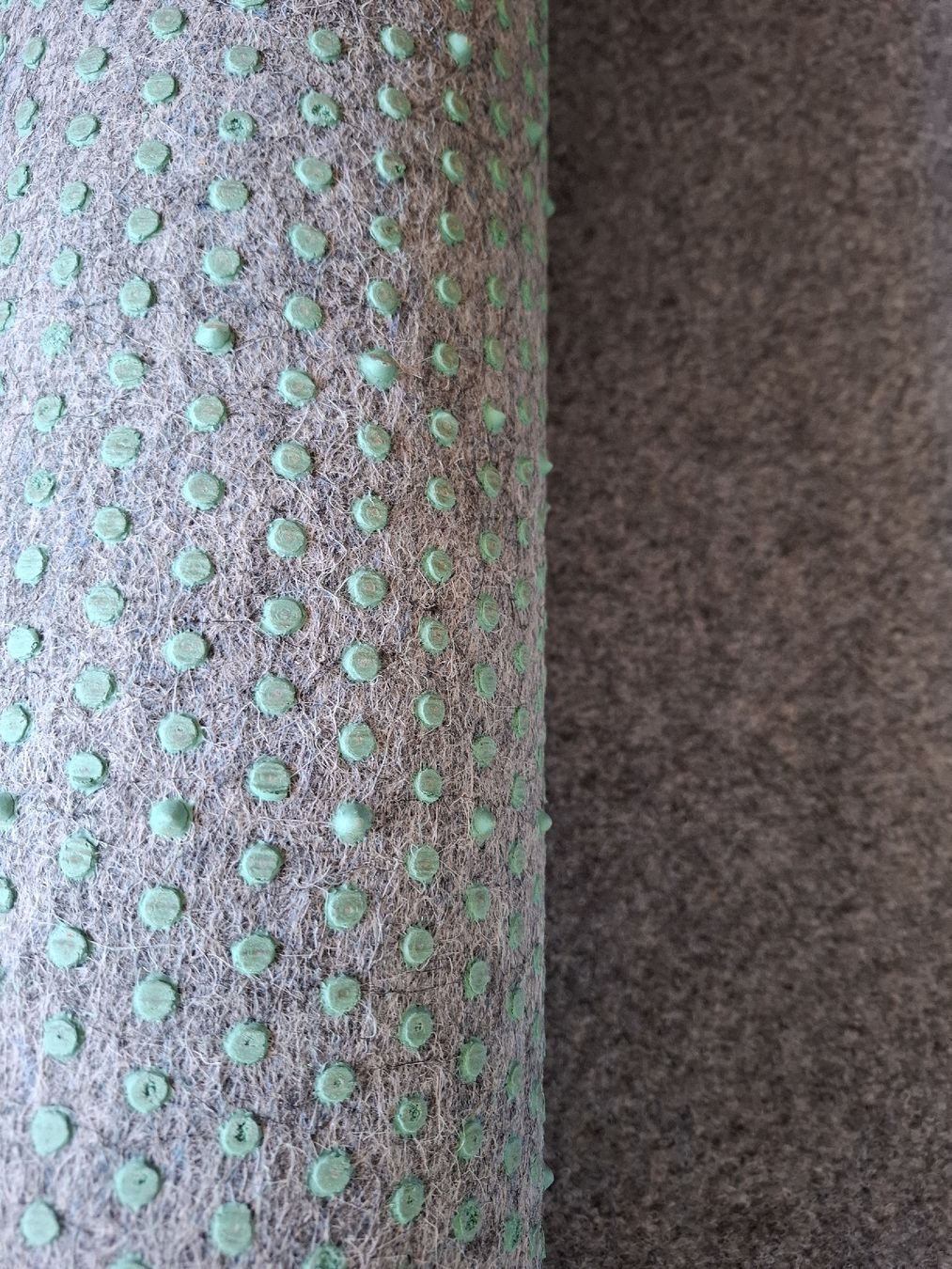 Teppiche: 2x! Teppich graumeliert mit Noppenrücken – Gebraucht aus Rotkreuz von PrelovedPicks 1
