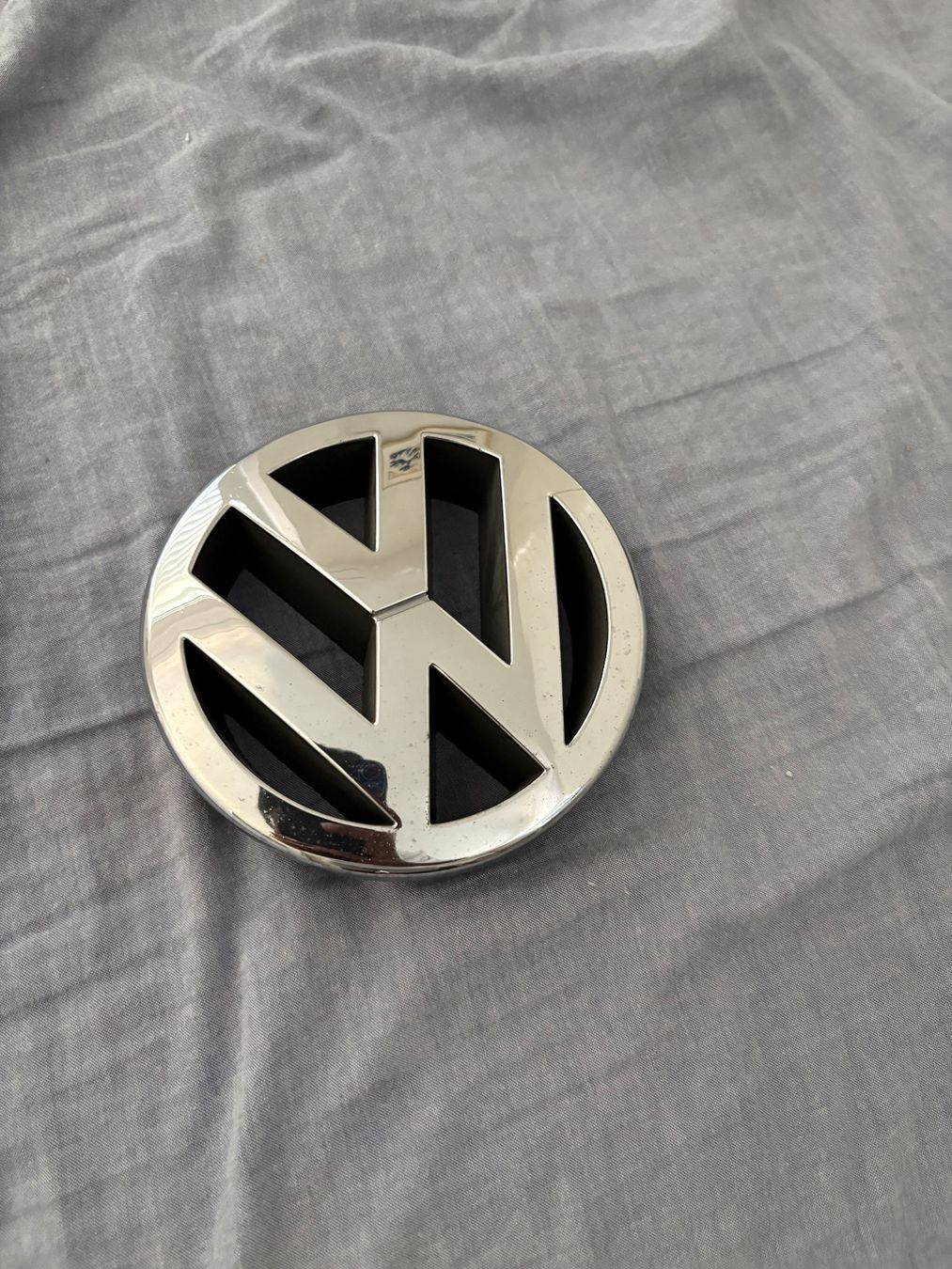 Volkswagen Tutti pezzi di ricambio auto: Original 1999 Sharan VW Emblem – Usato da Möhlin venduto da dth_5mw9