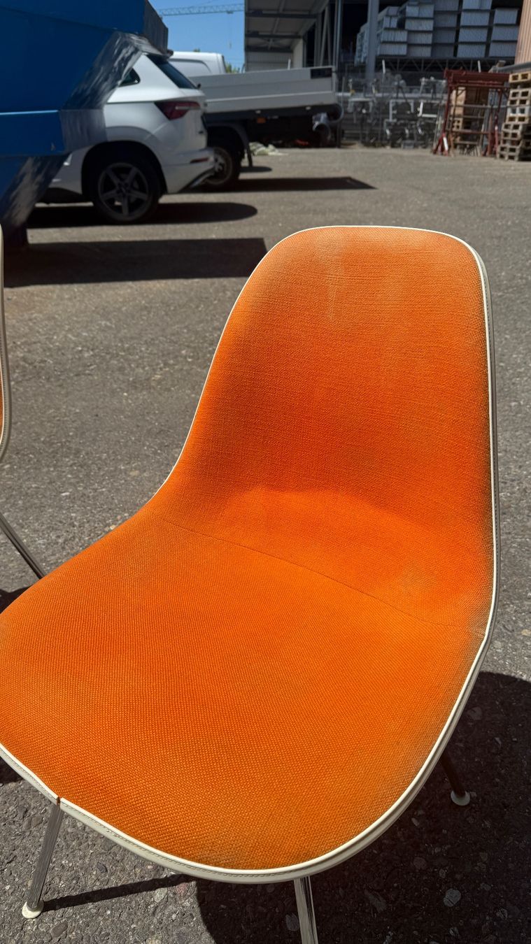 Eames Sedie: Eames Fiberglas Sidechairs Orange, gepolstert – Usato da Volketswil venduto da Kornhouse 1