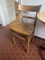 schöner Bistrostuhl aus Holz