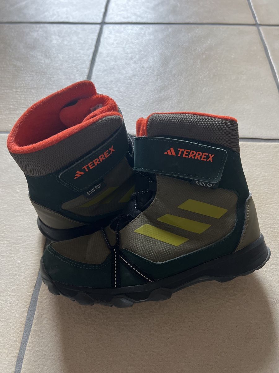 Chaussures garçon: Hiking and Winter Shoes. – D'occasion à Bachenbülach par Dana_Ondrasik 1
