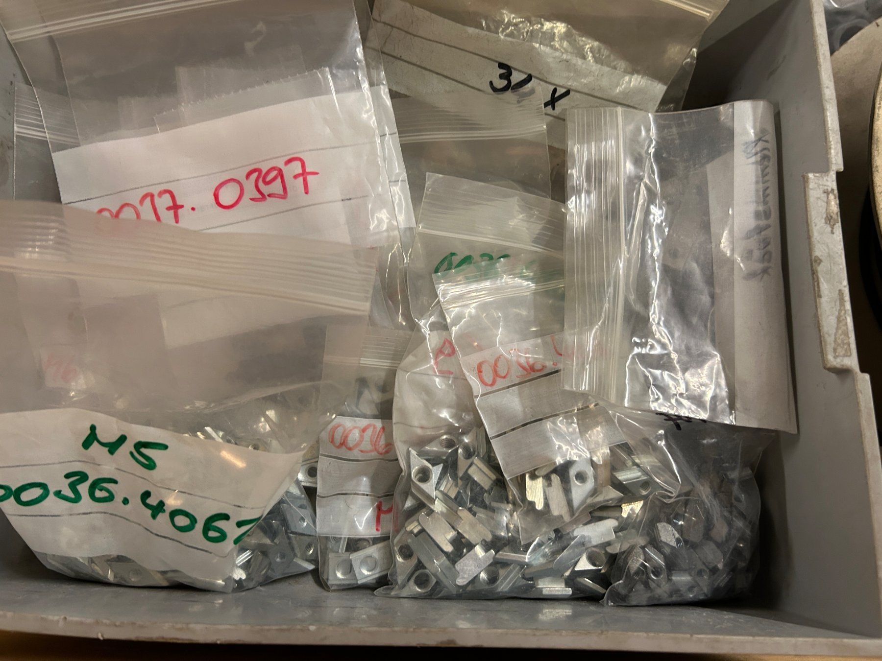 SKF Kugellager: Palette mit Schrauben, Kugellager etc. – Neu (gemäss Beschreibung) aus Zofingen von Maschinenfabrik 2