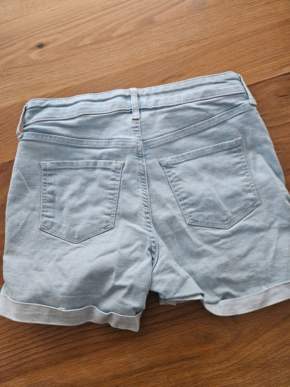 H&M Pantaloni: H&M Jeansshorts Gr. 140-146  hellblau – Usato da Engelburg venduto da ynnoc19 2