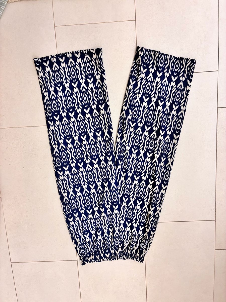 Lotti & Set di vestiti: Paquet de 5 Habits= 2 bas; 1 haut sans manche; 2 pull  – Usato da Fribourg venduto da Veronique22 1