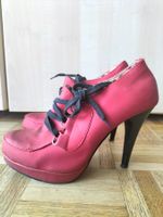 Schöne rote Schuhe Boots Vintage Style Halloween Fasnacht