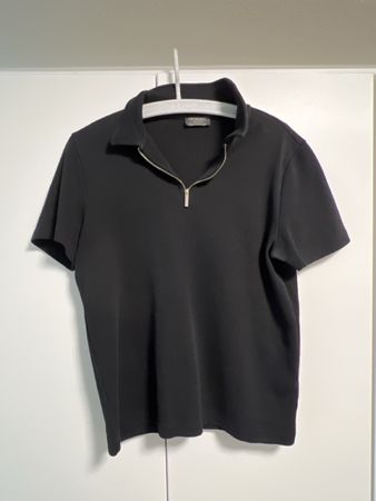 Schwarzes Poloshirt mit Reissverschluss