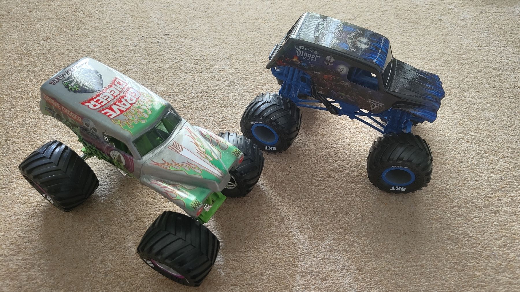 Giocattoli: 2stk Monster Jam Trucks, Grave Digger & Son-uva Digger – Nuovo (secondo la descrizione) da Glattbrugg venduto da har_jgc7 2