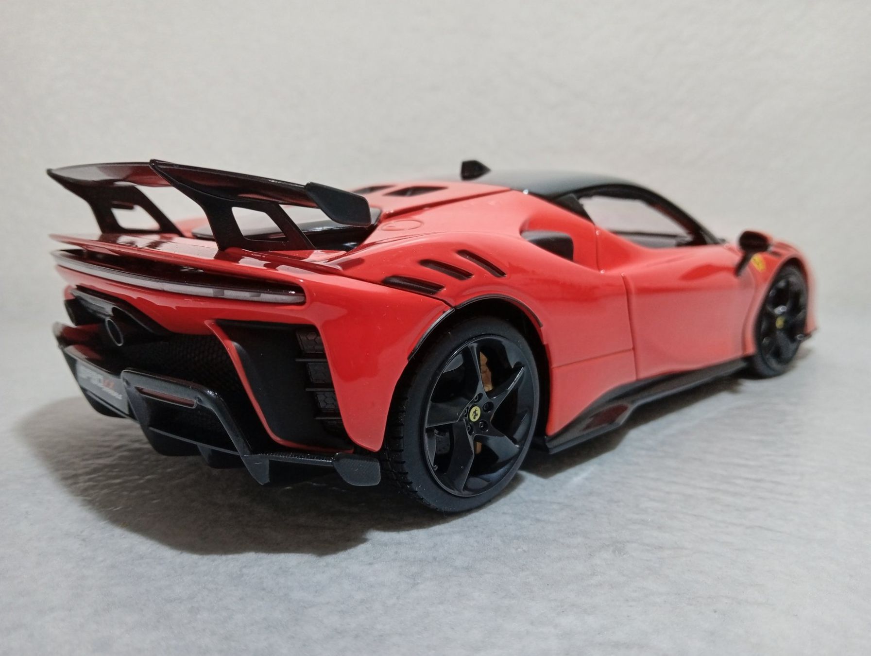 Bburago Modellini d'auto: Ferrari SF90 XX Stradale – Nuovo e nell'imballaggio originale da Huttwil venduto da Secondtrain 2
