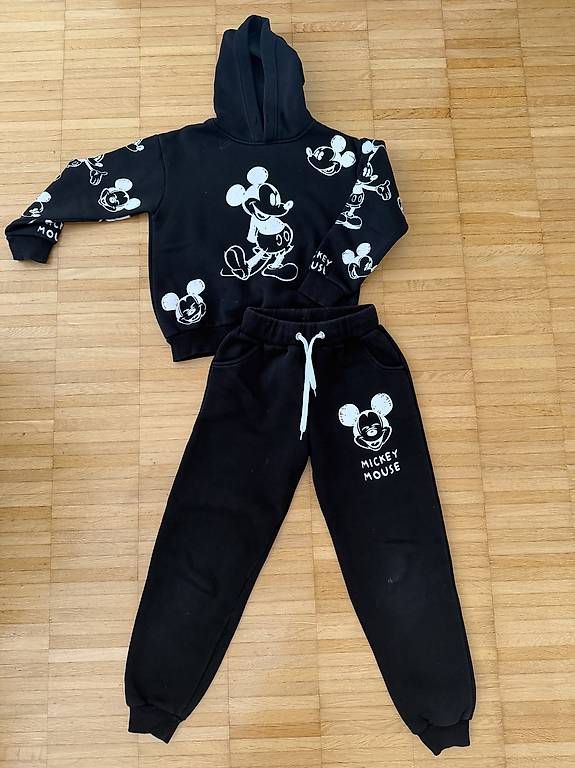 Anzüge: Zara Trainer Mickey Mouse schwarz 140 – Gebraucht aus Altendorf von Elite-S