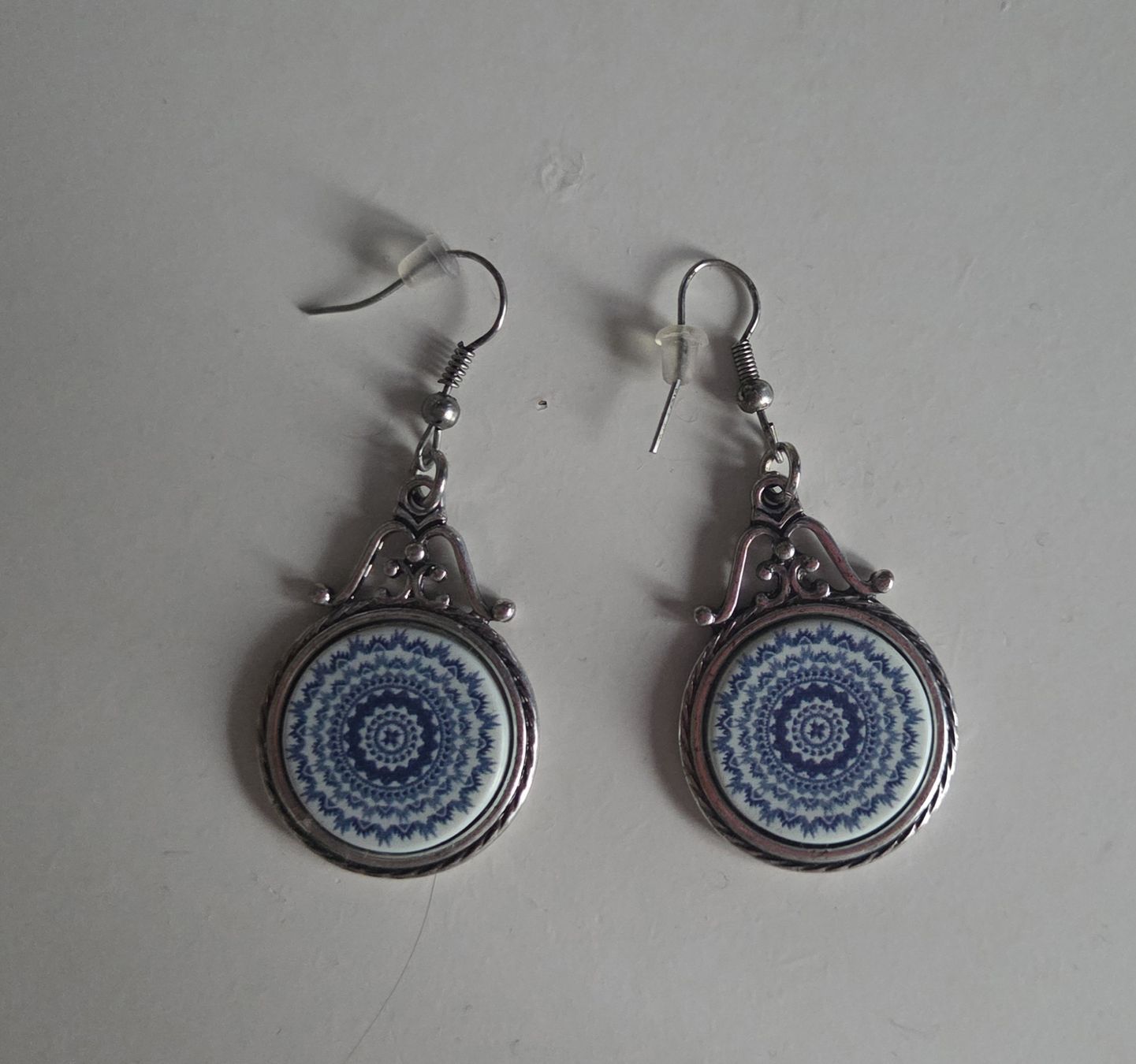 Ohrringe & -stecker: Ohrringe Desigual Silberfarben mit Mandala Muster – Gebraucht aus Egg b. Zürich von mbe_qc2g
