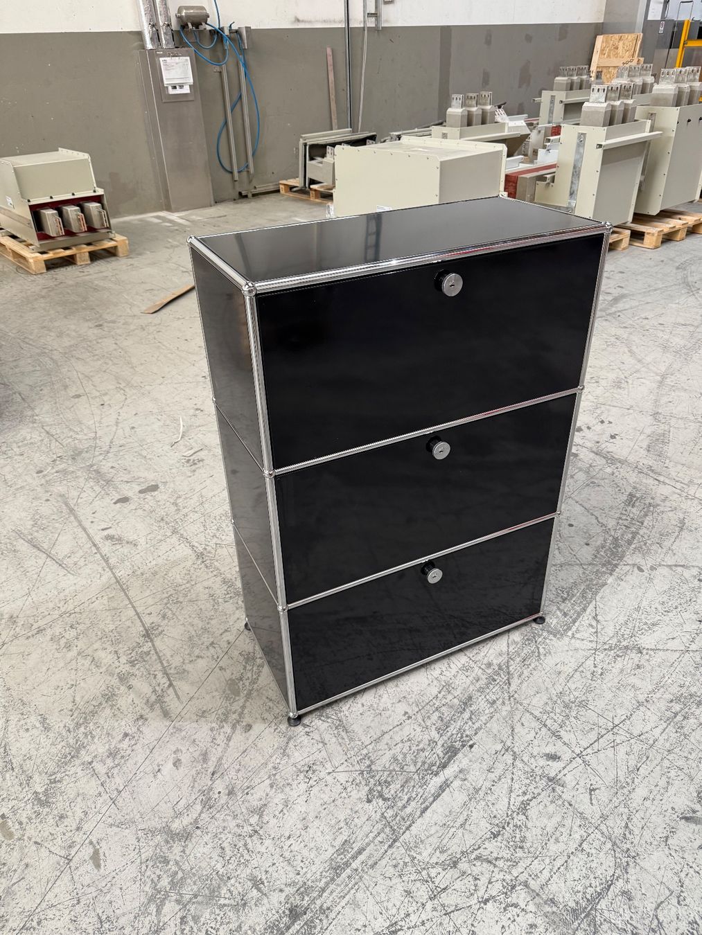 USM Regale: USM Haller Sideboard 1x3 Graphitschwarz 1x3 Q2 – Gebraucht aus Balsthal von Designhaus.Schmitt 1