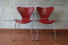 2 x Fritz Hansen 3107 Stühle Serie 7 Arne Jacobsen Dunkelrot