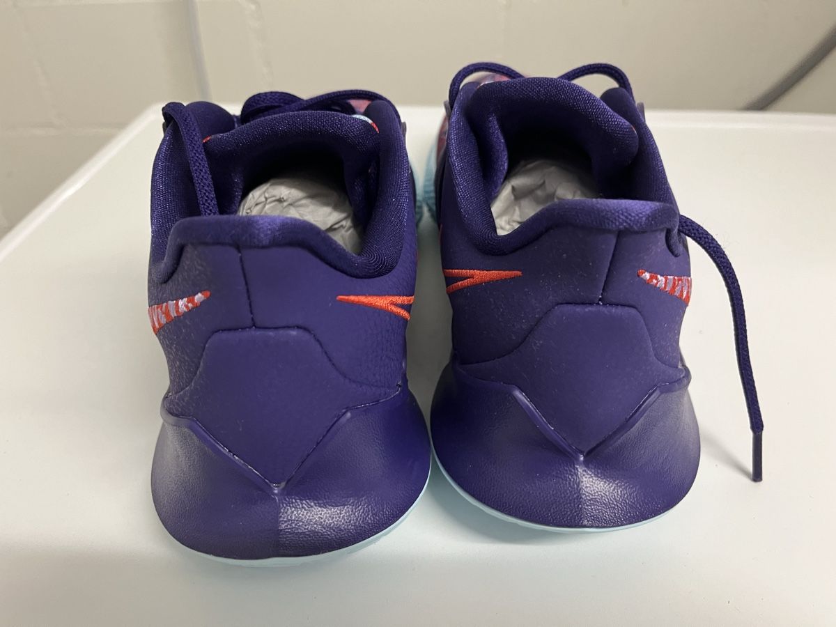 Nike Scarpe da uomo: Nike Kyrie Basketballschuhe Gr. 44 – Nuovo e nell'imballaggio originale da Zürich venduto da Luca-g79 1