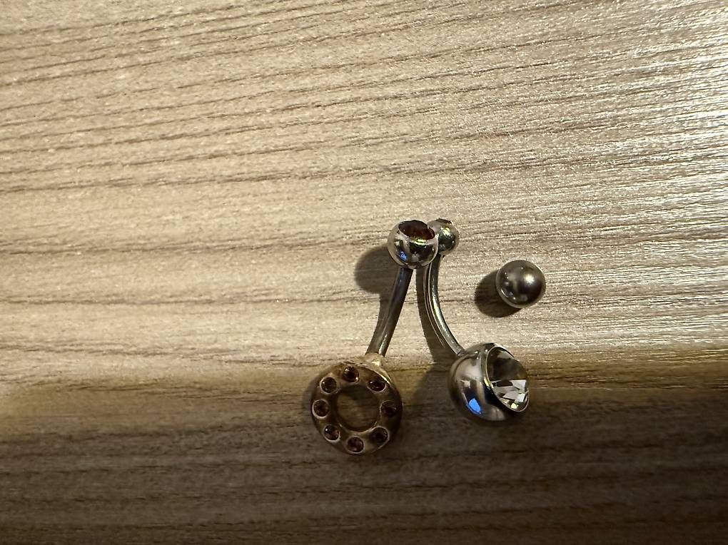 Bijoux piercing: Lot de 2 bijoux en titane pour le nombril – D'occasion à Lausanne par cat_656q 1