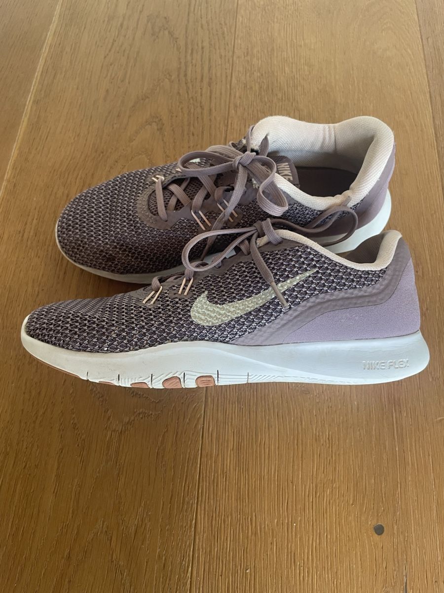 Nike Schuhe für Mädchen: Turnschuhe Nike – Gebraucht aus Aarwangen von erd_ngx8