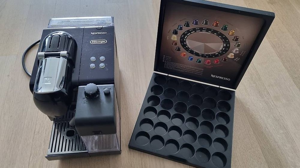 Nespresso DeLonghi Kaffeemaschine + Box für Nespressokapseln (Gebraucht ...