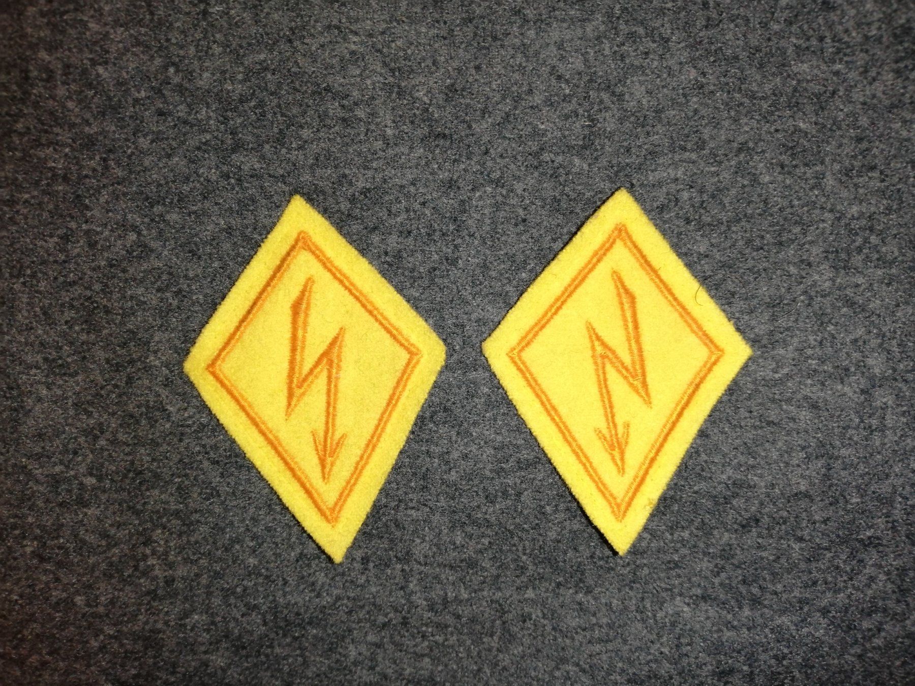 Schweizer Armee Placchette & Badge: Insignes de col Armée Suisse – Usato da Romanel-sur-Lausanne venduto da A559JBB