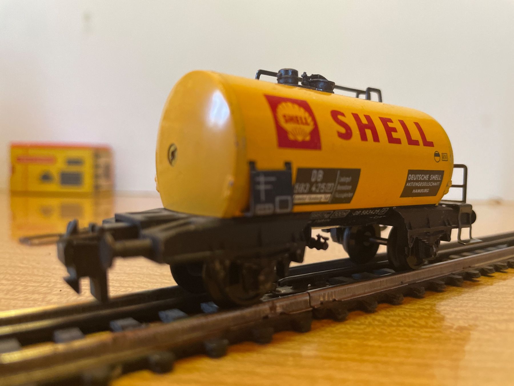 Trix Modellini di ferrovie: Trix Express H0 Shell Kesselwagen – Usato da Suhr venduto da Daneli7 1