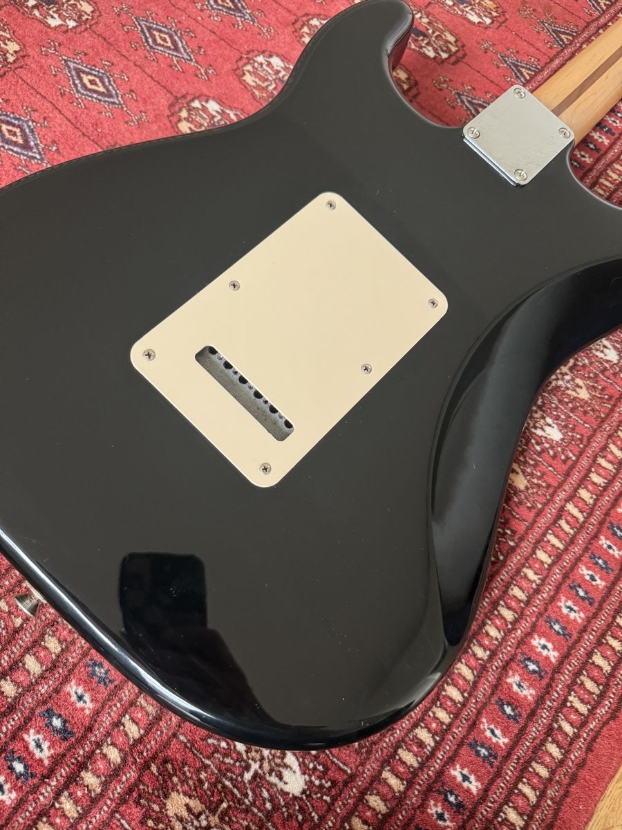 Fender Strumenti musicali: E-Gitarre Fender Stratocaster schwarz – Usato da Uster venduto da brownii.97 4