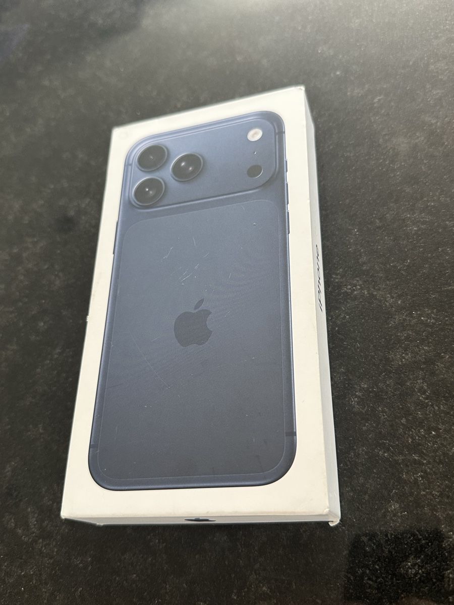 Apple Telefoni cellulari / Smartphones: Originalverpackung iPhone 17 Pro Max Deep Blue - Nur Box! – Usato da Fahrni b. Thun venduto da familymadech 2