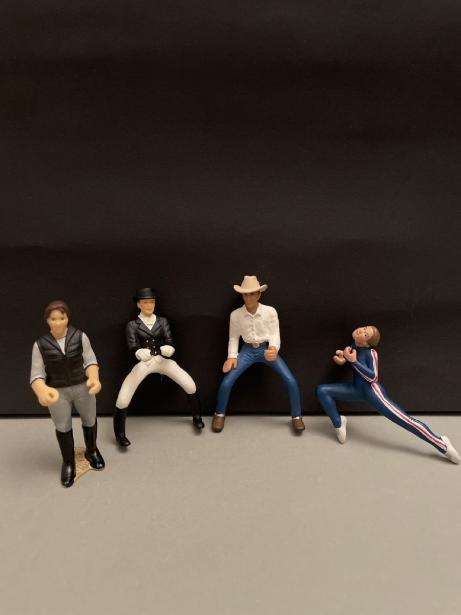 Schleich Statuette: Schleich Figuren 4er Set mit 3 Satteln – Usato da Aesch BL venduto da ell_8zv7
