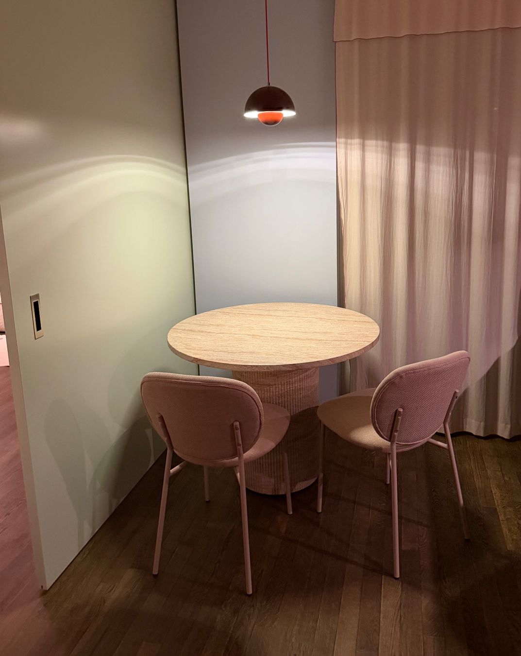 Set de table et chaises: Runder Esstisch + 2 Stühlen – D'occasion à Zürich par Romina_T