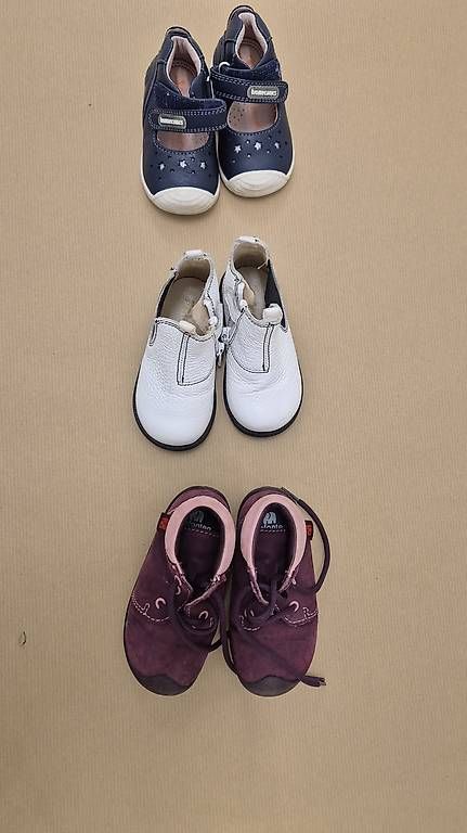 Schuhe für Mädchen: Mädchen Schuhe gr 18 & 19 – Gebraucht aus Neunkirch von mir_c9zg
