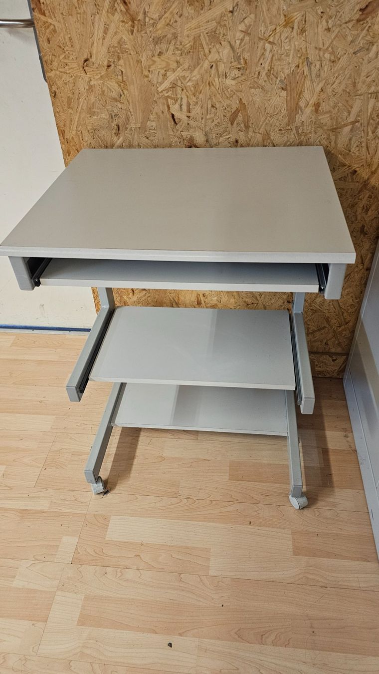 Tavoli: Rollwagen Computertisch grau 3 Ablagen ab Fr. 1.- – Usato da Koppigen venduto da Bracher_Mail-House 1