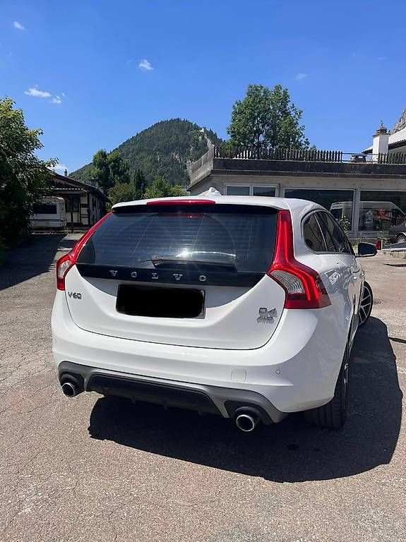 Autos: Volvo V60 D4 AWD rdesign  – D'occasion à Mont-de-Buttes par Broussailles 1