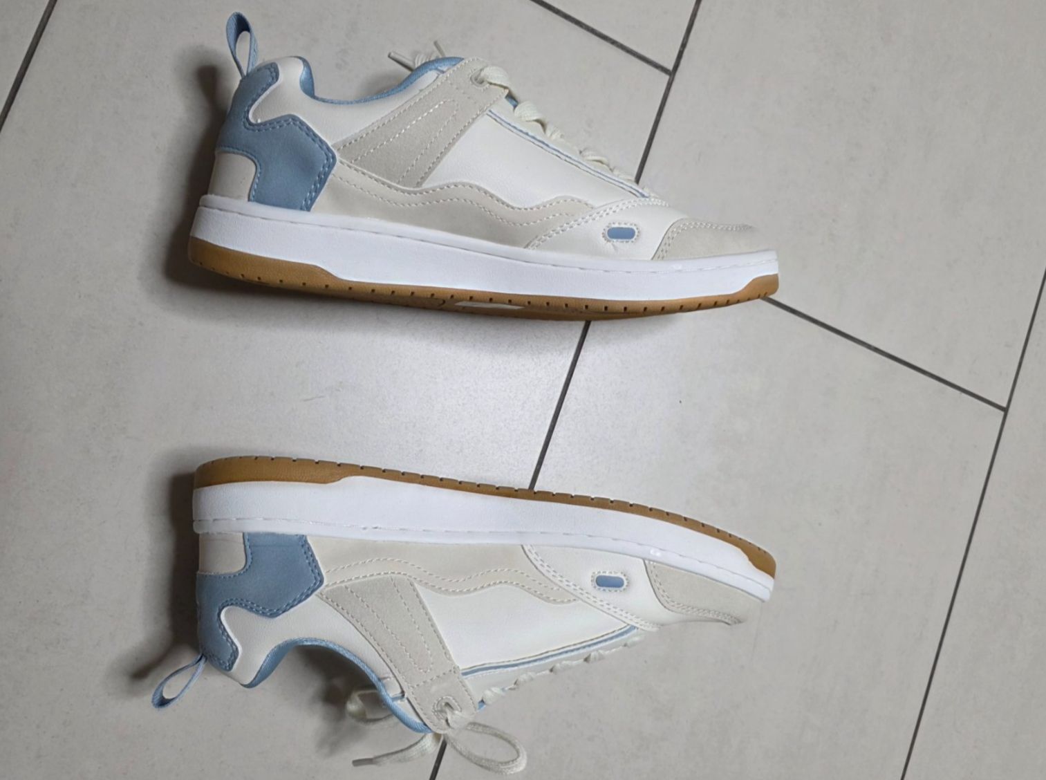 Only Scarpe da uomo: Hellblau/ weisse Only Sneaker, nicht getr Grösse 39. – Usato da Brunegg venduto da Verkaufswelt 1