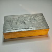 Boite à cigares en bois et étain repoussé. Signée AF