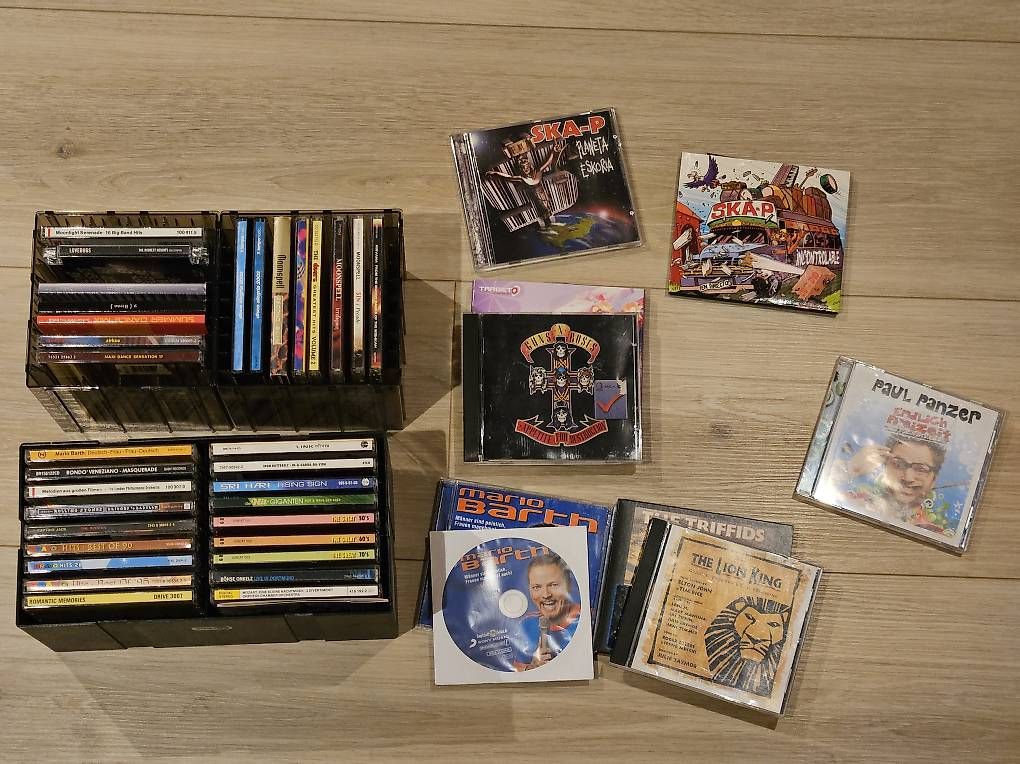 CD: Ca. 42 Musik/Sprach CDs und 2 CD Ständer  – Usato da Otelfingen venduto da Mbopp